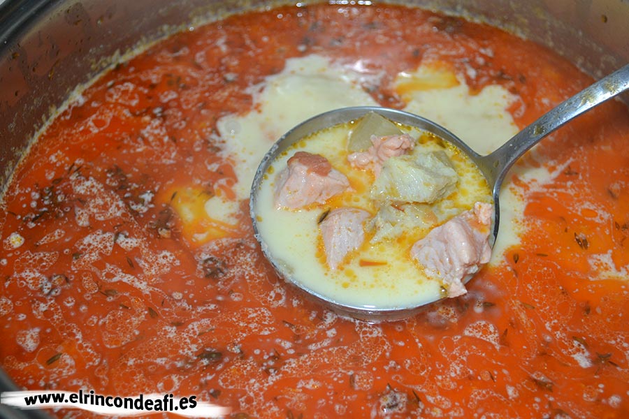 Sopa de pescado Kajsa con hinojo, tomate y azafrán, añadir los trozos de pescado