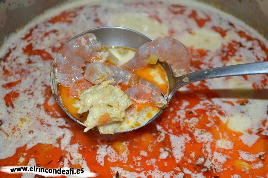 Sopa de pescado Kajsa con hinojo, tomate y azafrán, añadir los langostinos