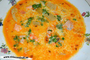 Sopa de pescado Kajsa con hinojo, tomate y azafrán, espolvorear con perejil