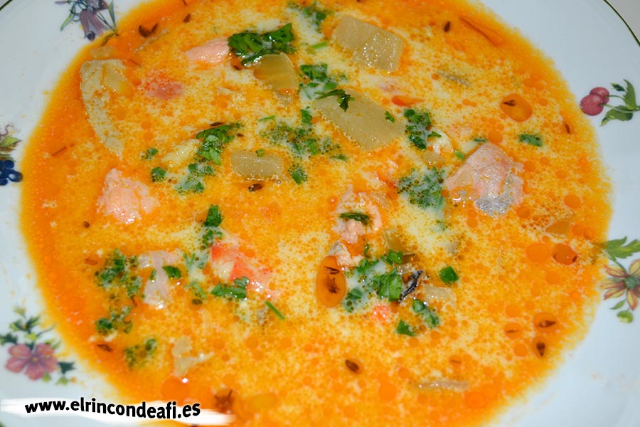 Sopa de pescado Kajsa con hinojo, tomate y azafrán, espolvorear con perejil