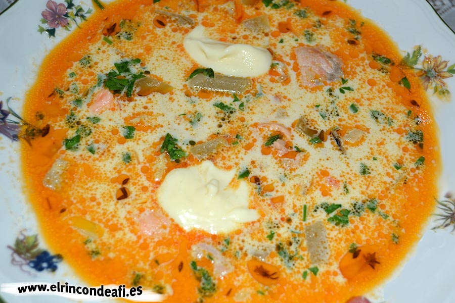 Sopa de pescado Kajsa con hinojo, tomate y azafrán, sugerencia de presentación con alioli