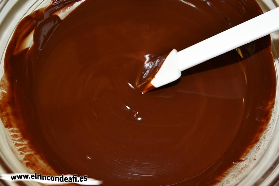 Tarta de chocolate cremosa, derretir a golpes de microondas
