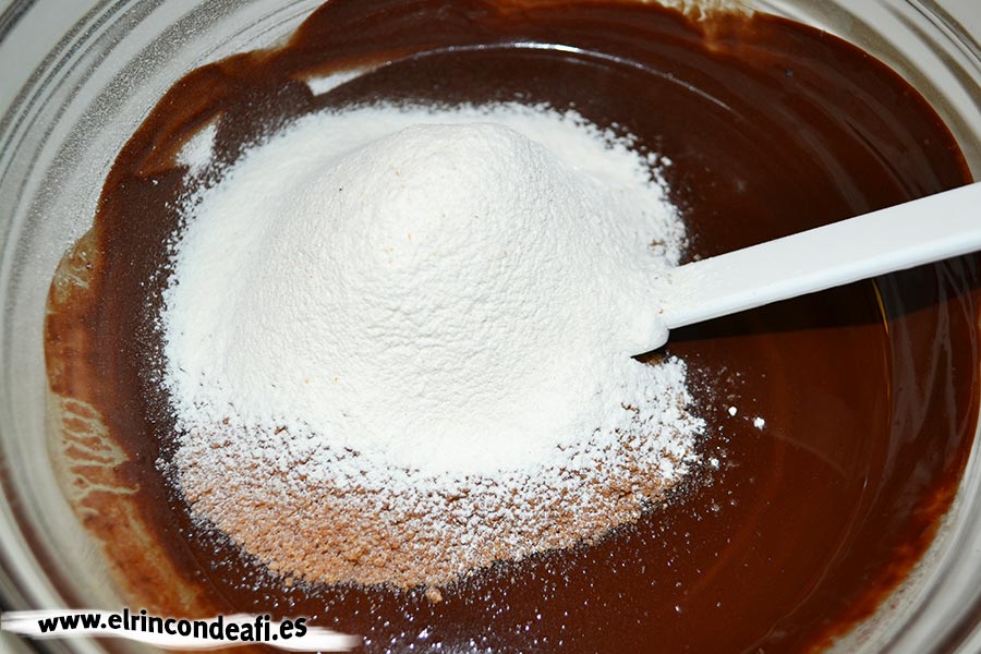 Tarta de chocolate cremosa, añadir la harina tamizada