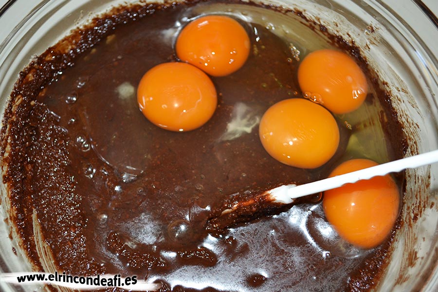 Tarta de chocolate cremosa, añadir los cinco huevos