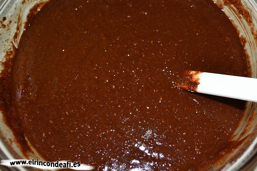 Tarta de chocolate cremosa, remover bien