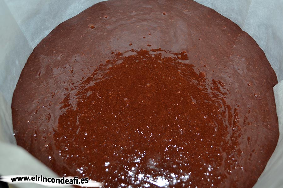 Tarta de chocolate cremosa, rellenar con la mezcla
