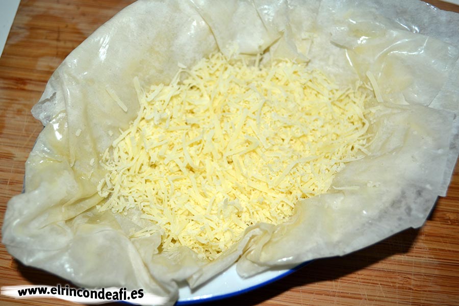 Tartaletas de huevos y bacon con queso, poner el queso gruyère rallado