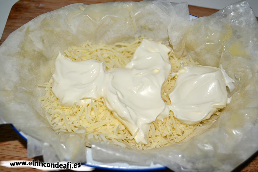 Tartaletas de huevos y bacon con queso, poner unas cucharadas de crema fresca