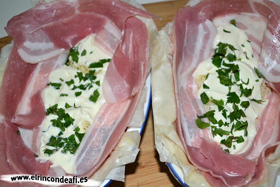 Tartaletas de huevos y bacon con queso, colocar lonchas de bacon alrededor