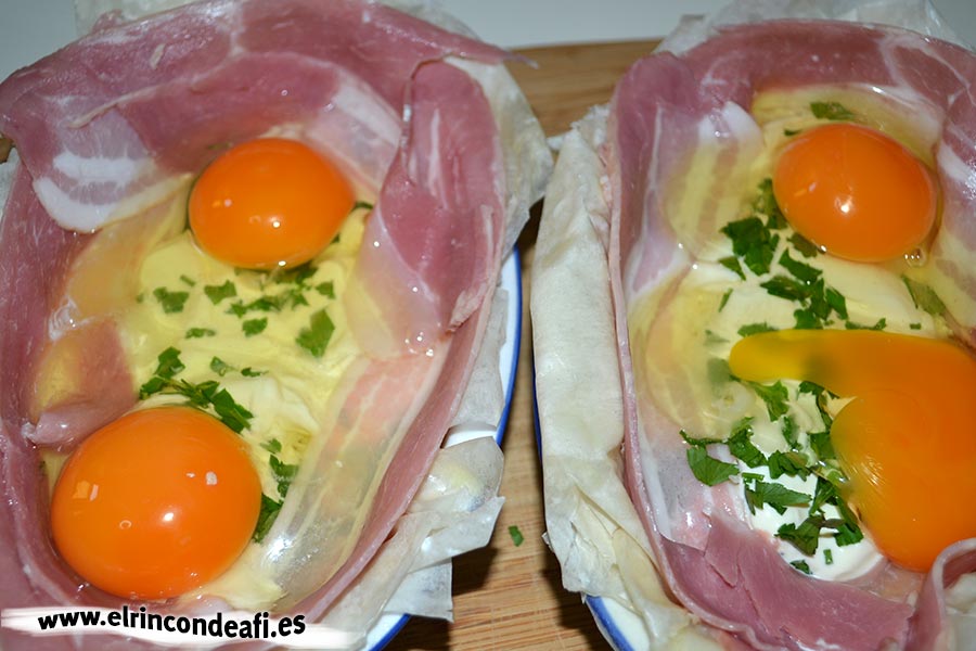 Tartaletas de huevos y bacon con queso, colocar los huevos encima