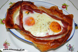 Tartaletas de huevos y bacon con queso, salpimentar