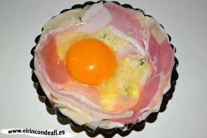 Tartaletas de huevos y bacon con queso, idea en tartaleta pequeña
