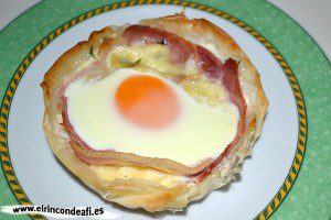 Tartaletas de huevos y bacon con queso, sugerencia de presentación