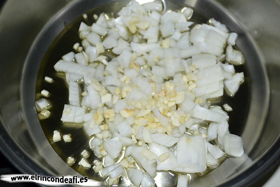 Tollos en salsa, poner a pochar la cebolla y los ajos picados