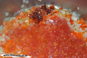 Tollos en salsa, remover y añadir los tomates rallados y el pimentón