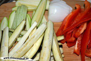 Verduras en tempura, cortar las verduras en tiras y reservar