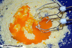 Pastel de queso y moras, añadir las tres yemas de huevo batidas