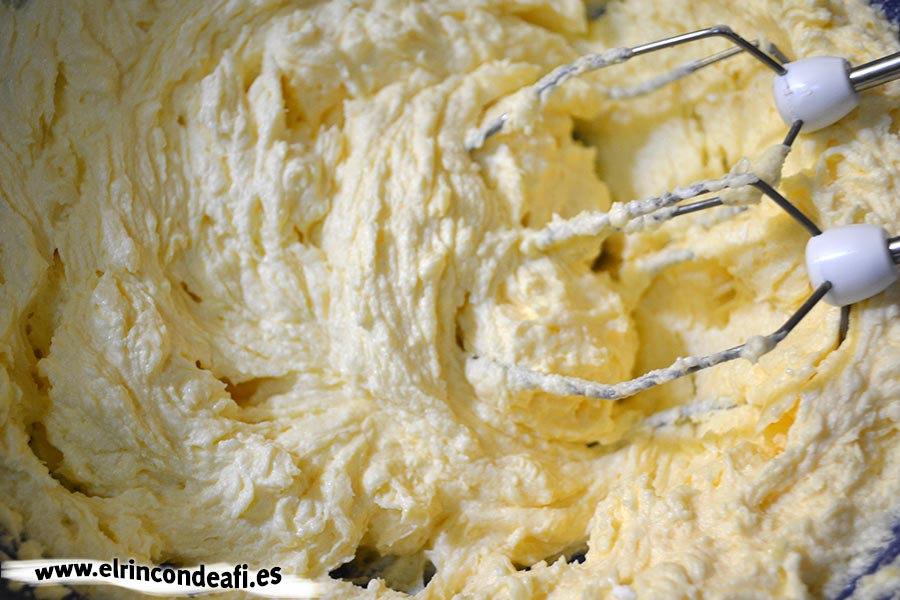 Pastel de queso y moras, batir bien durante unos minutos