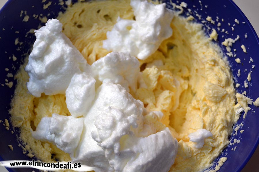 Pastel de queso y moras, añadir las claras a punto de nieve
