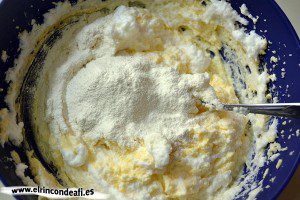Pastel de queso y moras, añadir poco a poco la harina tamizada