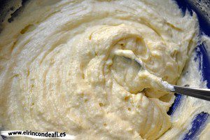 Pastel de queso y moras, remover con espátula o cuchara