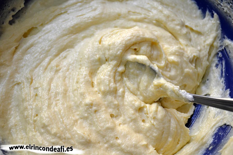 Pastel de queso y moras, remover con espátula o cuchara