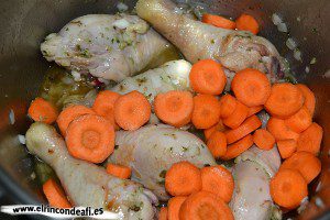Pollo en salsa, añadir las zanahorias en rodajas