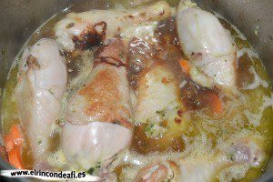 Pollo en salsa, añadir el agua y el extracto de carne