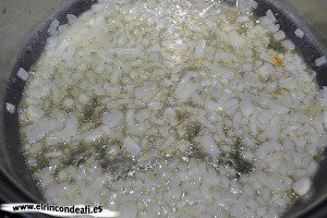 Arroz a la banda, pochar media cebolla troceada