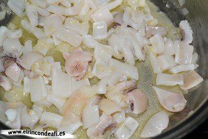 Arroz a la banda, añadir el calamar troceado