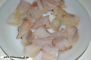 Arroz a la banda, cortar el rape en tacos