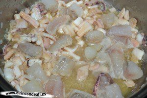 Arroz a la banda, añadir los tacos de rape