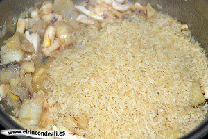 Arroz a la banda, añadir el arroz y el azafrán