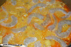 Arroz a la banda, añadir los langostinos pelados