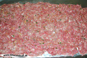 Enrollado de carne molida relleno de jamón y queso, disponer la carne aplastada en forma de rectángulo