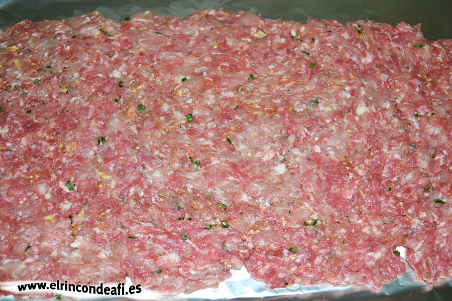 Enrollado de carne molida relleno de jamón y queso, disponer la carne aplastada en forma de rectángulo