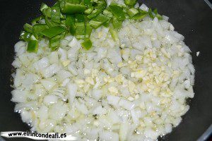 Habichuelas compuestas, pochar la cebolla, el pimiento y los ajos