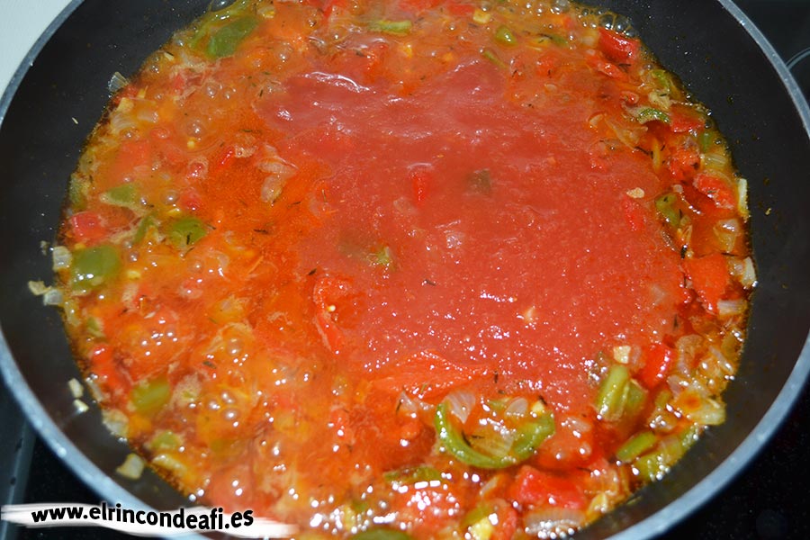 Habichuelas compuestas, añadir el bote de tomate triturado