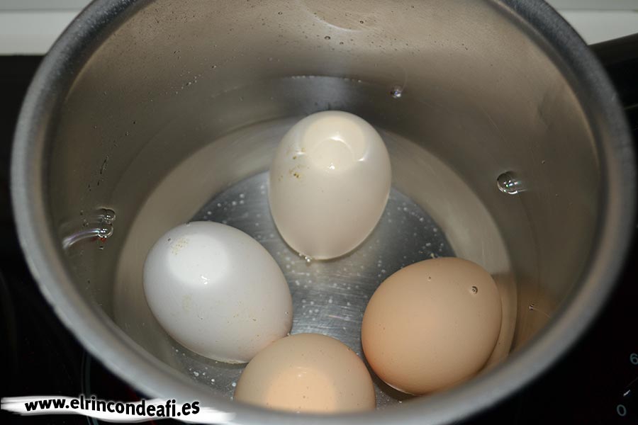 Habichuelas compuestas, sancochar los huevos