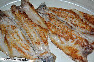 Lubina a la espalda, colocar en bandeja para horno