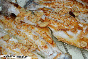 Lubina a la espalda, volcar la mezcla sobre el pescado