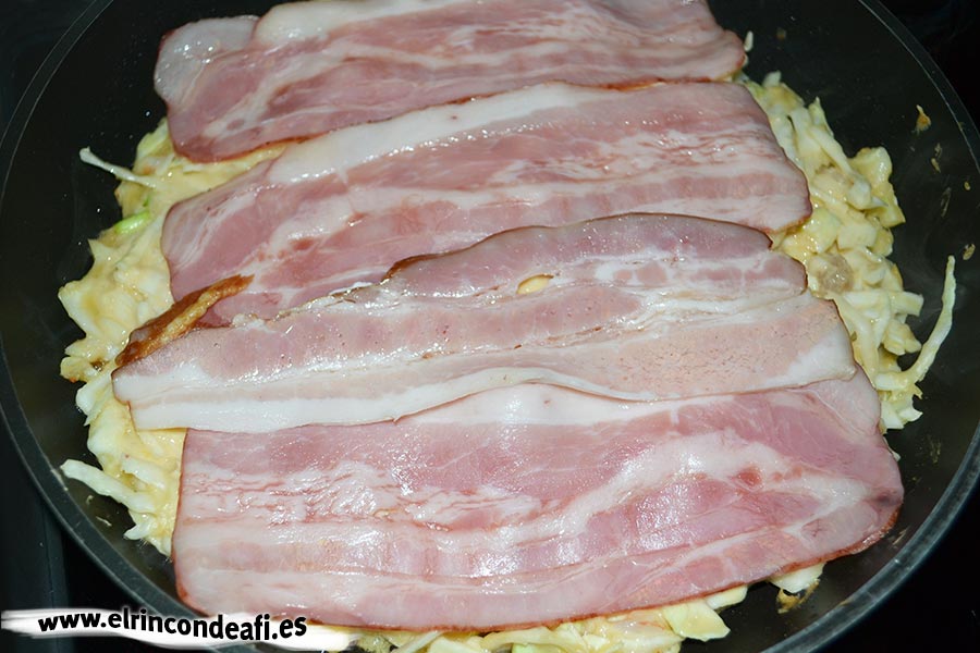 Okonomiyaki o pizza japonesa, añadir unas lonchas de bacon