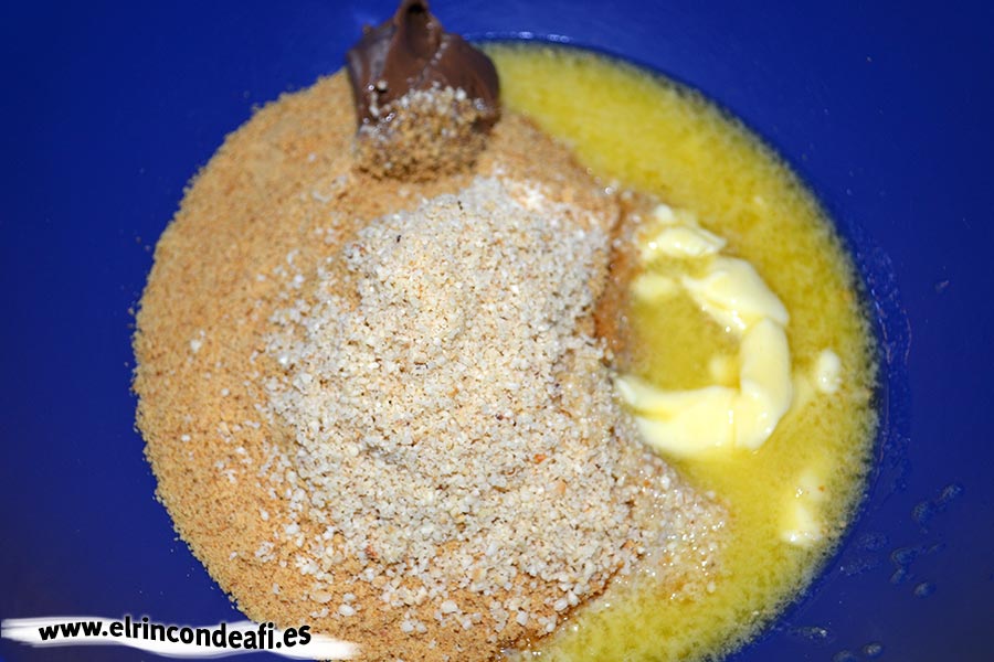 Tarta de Nocilla, queso Phidadelphia y avellanas, poner en un bol junto con mantequilla y dos cucharadas de Nocilla