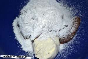 Tarta de Nocilla, queso Phidadelphia y avellanas, añadir el azúcar glass