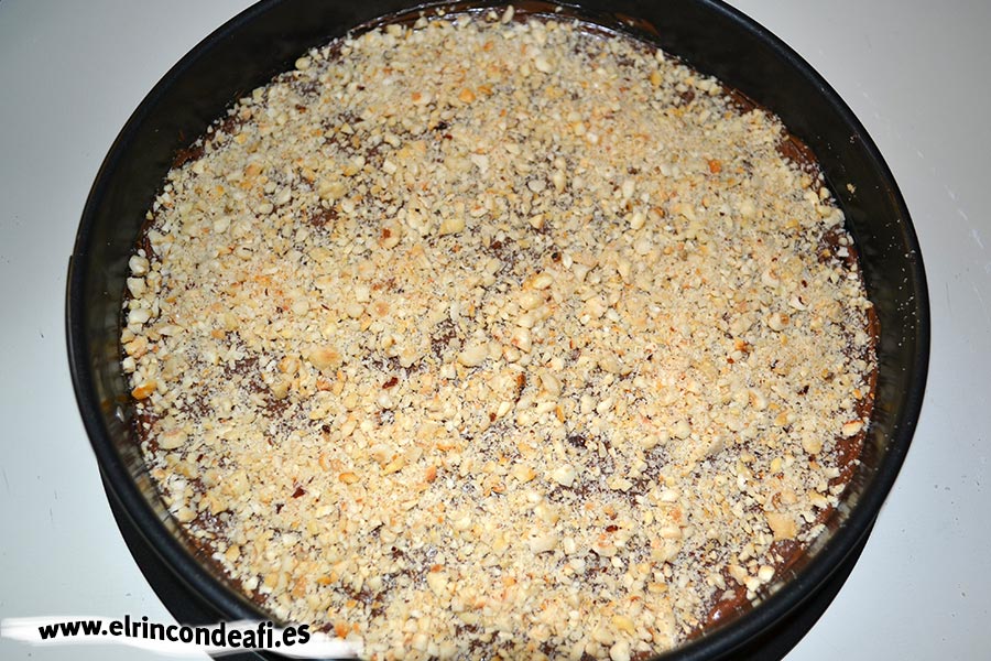 Tarta de Nocilla, queso Phidadelphia y avellanas, espolvorear con avellanas trituradas