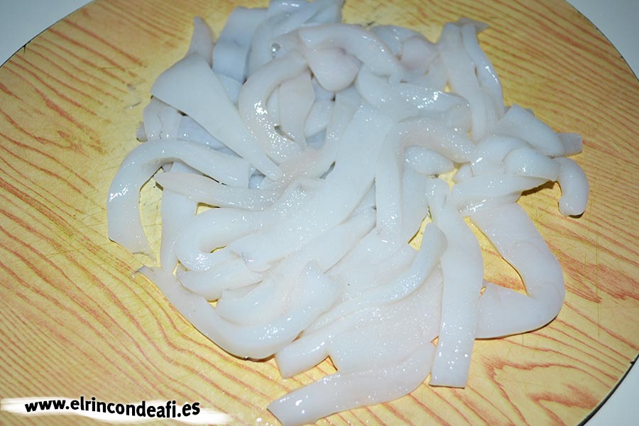 Calamares con tempura, cortar los calamares en tiras