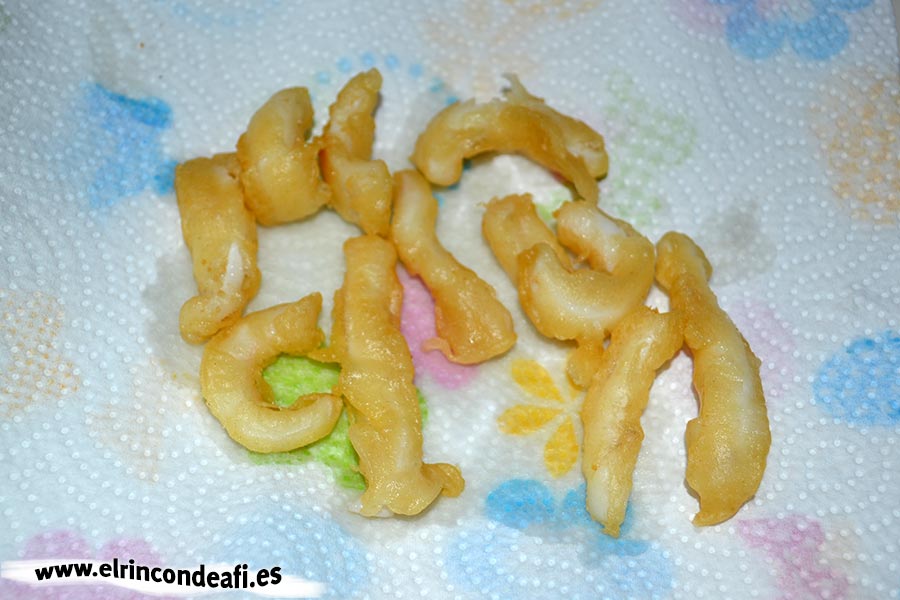 Calamares con tempura, absorber el exceso de aceite