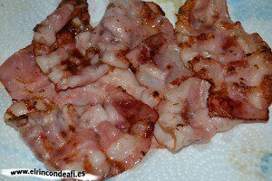 Ensalada de colores, quitarle el exceso de grasa al bacon