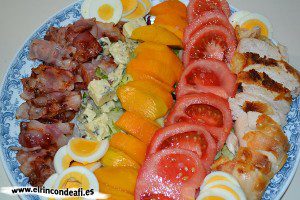 Ensalada de colores, disponer los tomates y los huevos troceados