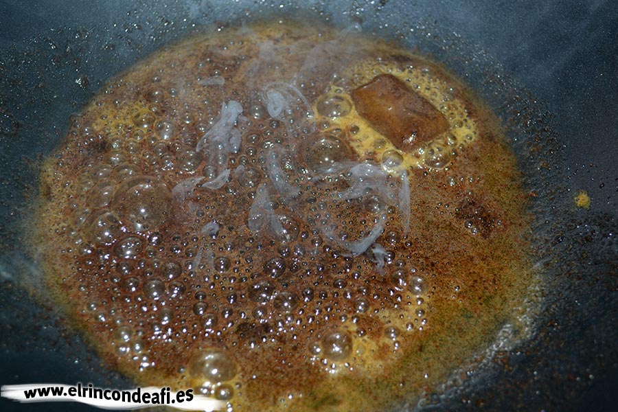 Wok de gambas al curry, derretir la pastilla de curry en el wok con aceite de girasol